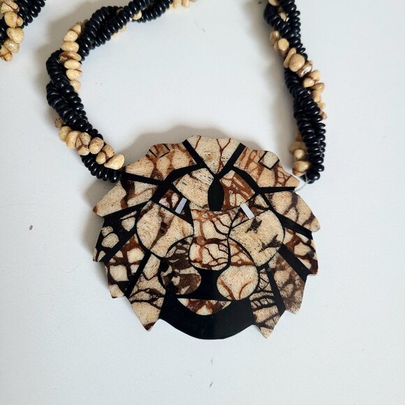 Vintage necklace with large lion head design. Retro jewelry 1970s-1980s. - Picture 2 of 6